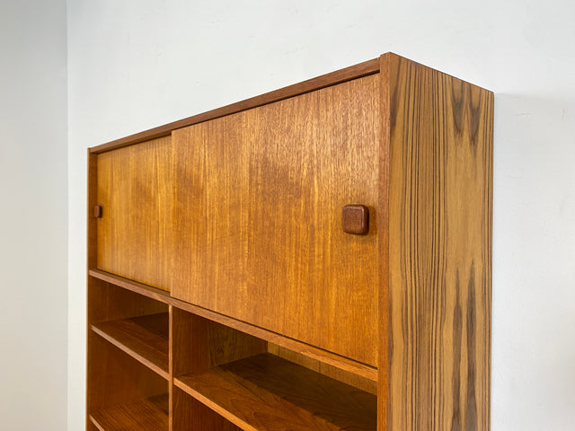 WMK I Stilvoller skandinavischer Designer Bücherschrank von Domino Møbler in Teakholz mit Schiebetür I Bücherregal Regal Highboard Sideboard Kommode Danish Design Mid-Century Vintage Teak Hamburg Köln