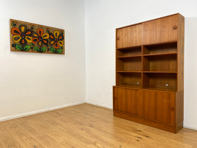 WMK I Stilvoller skandinavischer Designer Bücherschrank von Domino Møbler in Teakholz mit Schiebetür I Bücherregal Regal Highboard Sideboard Kommode Danish Design Mid-Century Vintage Teak Hamburg Köln