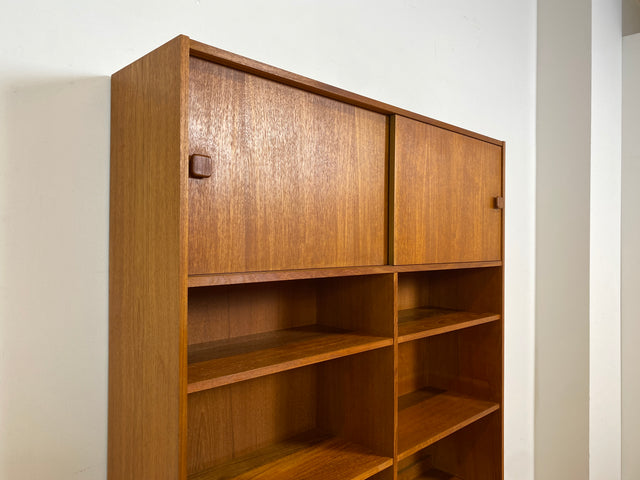 WMK I Stilvoller skandinavischer Designer Bücherschrank von Domino Møbler in Teakholz mit Schiebetür I Bücherregal Regal Highboard Sideboard Kommode Danish Design Mid-Century Vintage Teak Hamburg Köln