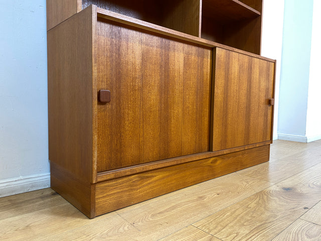 WMK I Stilvoller skandinavischer Designer Bücherschrank von Domino Møbler in Teakholz mit Schiebetür I Bücherregal Regal Highboard Sideboard Kommode Danish Design Mid-Century Vintage Teak Hamburg Köln