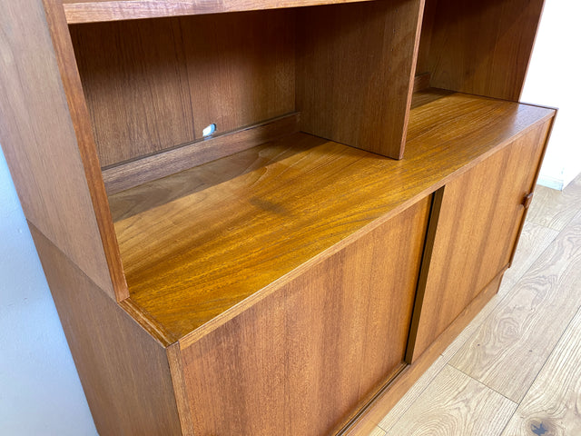 WMK I Stilvoller skandinavischer Designer Bücherschrank von Domino Møbler in Teakholz mit Schiebetür I Bücherregal Regal Highboard Sideboard Kommode Danish Design Mid-Century Vintage Teak Hamburg Köln