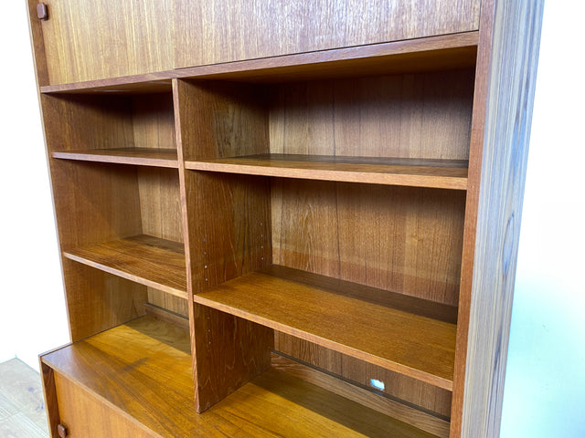 WMK I Stilvoller skandinavischer Designer Bücherschrank von Domino Møbler in Teakholz mit Schiebetür I Bücherregal Regal Highboard Sideboard Kommode Danish Design Mid-Century Vintage Teak Hamburg Köln