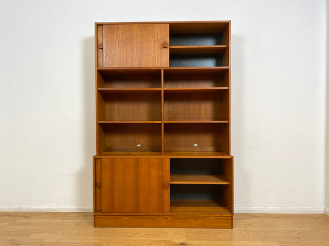 WMK I Stilvoller skandinavischer Designer Bücherschrank von Domino Møbler in Teakholz mit Schiebetür I Bücherregal Regal Highboard Sideboard Kommode Danish Design Mid-Century Vintage Teak Hamburg Köln