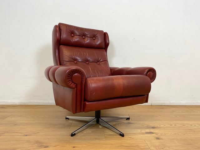 WMK I Äußerst gemütlicher skandinavischer Drehsessel mit gestepptem rotem Echtleder Bezug mit schöner Patina I Sessel Ledersessel Fernsehsessel Loungesessel Drehsessel Ohrensessel Space Age Vintage