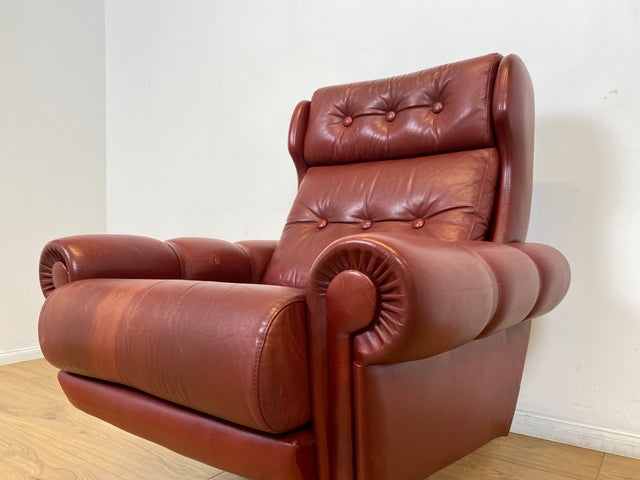 WMK I Äußerst gemütlicher skandinavischer Drehsessel mit gestepptem rotem Echtleder Bezug mit schöner Patina I Sessel Ledersessel Fernsehsessel Loungesessel Drehsessel Ohrensessel Space Age Vintage