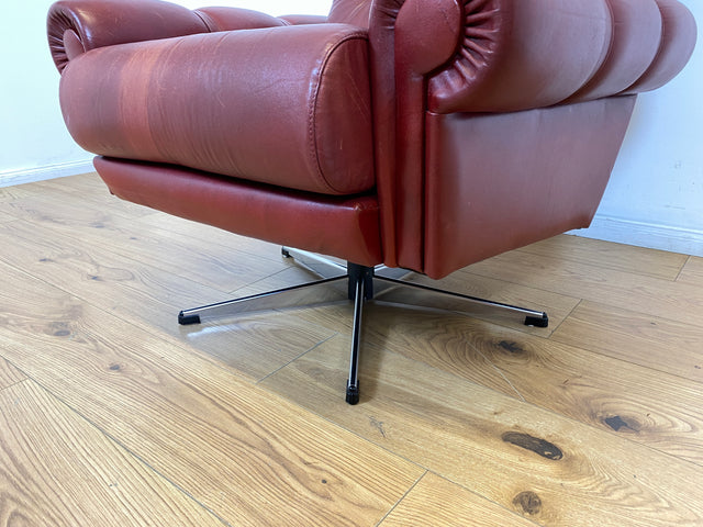 WMK I Äußerst gemütlicher skandinavischer Drehsessel mit gestepptem rotem Echtleder Bezug mit schöner Patina I Sessel Ledersessel Fernsehsessel Loungesessel Drehsessel Ohrensessel Space Age Vintage