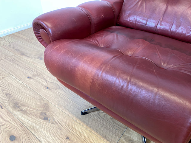 WMK I Äußerst gemütlicher skandinavischer Drehsessel mit gestepptem rotem Echtleder Bezug mit schöner Patina I Sessel Ledersessel Fernsehsessel Loungesessel Drehsessel Ohrensessel Space Age Vintage