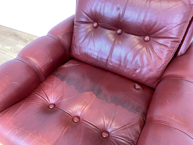 WMK I Äußerst gemütlicher skandinavischer Drehsessel mit gestepptem rotem Echtleder Bezug mit schöner Patina I Sessel Ledersessel Fernsehsessel Loungesessel Drehsessel Ohrensessel Space Age Vintage