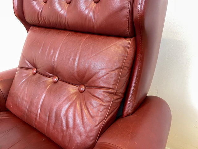 WMK I Äußerst gemütlicher skandinavischer Drehsessel mit gestepptem rotem Echtleder Bezug mit schöner Patina I Sessel Ledersessel Fernsehsessel Loungesessel Drehsessel Ohrensessel Space Age Vintage