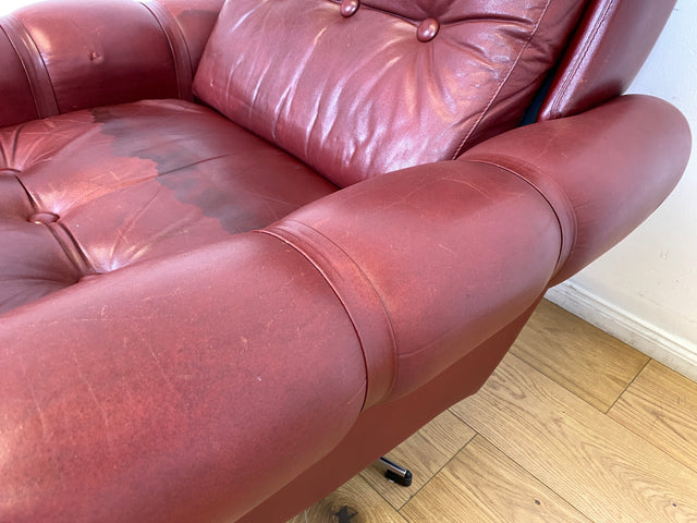 WMK I Äußerst gemütlicher skandinavischer Drehsessel mit gestepptem rotem Echtleder Bezug mit schöner Patina I Sessel Ledersessel Fernsehsessel Loungesessel Drehsessel Ohrensessel Space Age Vintage