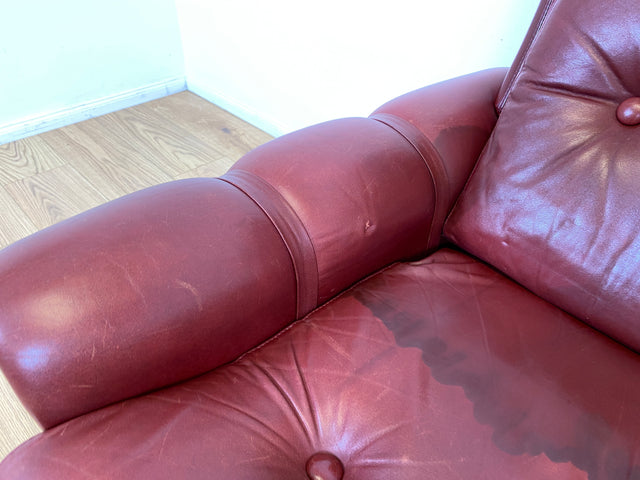 WMK I Äußerst gemütlicher skandinavischer Drehsessel mit gestepptem rotem Echtleder Bezug mit schöner Patina I Sessel Ledersessel Fernsehsessel Loungesessel Drehsessel Ohrensessel Space Age Vintage