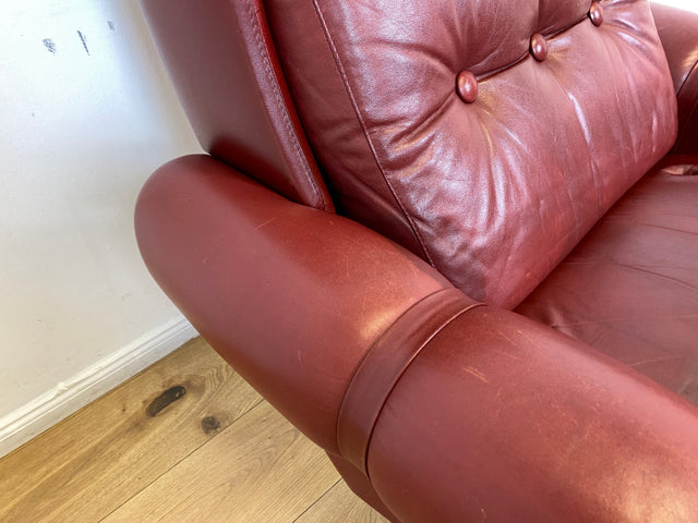 WMK I Äußerst gemütlicher skandinavischer Drehsessel mit gestepptem rotem Echtleder Bezug mit schöner Patina I Sessel Ledersessel Fernsehsessel Loungesessel Drehsessel Ohrensessel Space Age Vintage