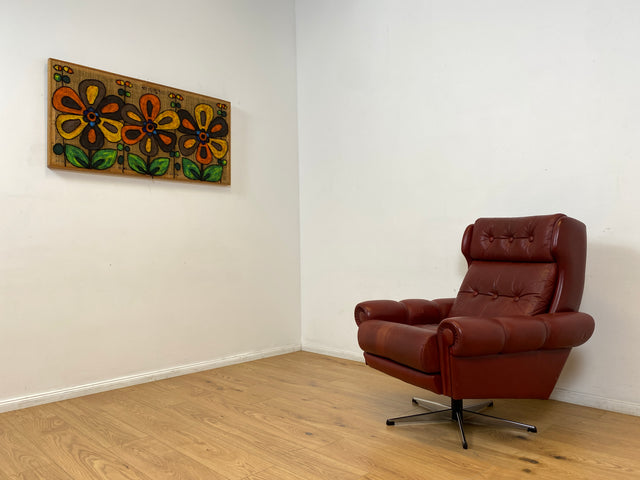 WMK I Äußerst gemütlicher skandinavischer Drehsessel mit gestepptem rotem Echtleder Bezug mit schöner Patina I Sessel Ledersessel Fernsehsessel Loungesessel Drehsessel Ohrensessel Space Age Vintage