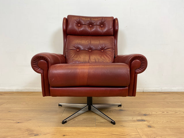 WMK I Äußerst gemütlicher skandinavischer Drehsessel mit gestepptem rotem Echtleder Bezug mit schöner Patina I Sessel Ledersessel Fernsehsessel Loungesessel Drehsessel Ohrensessel Space Age Vintage