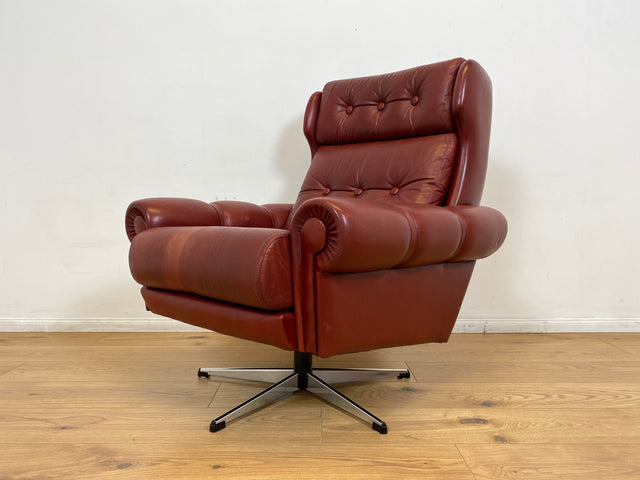 WMK I Äußerst gemütlicher skandinavischer Drehsessel mit gestepptem rotem Echtleder Bezug mit schöner Patina I Sessel Ledersessel Fernsehsessel Loungesessel Drehsessel Ohrensessel Space Age Vintage