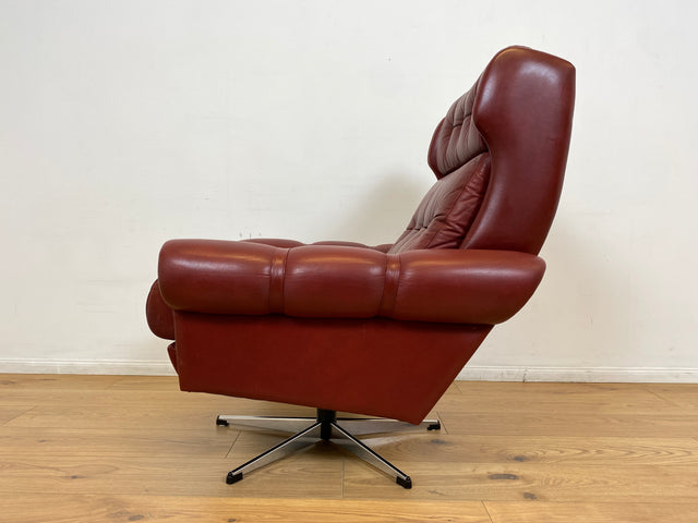 WMK I Äußerst gemütlicher skandinavischer Drehsessel mit gestepptem rotem Echtleder Bezug mit schöner Patina I Sessel Ledersessel Fernsehsessel Loungesessel Drehsessel Ohrensessel Space Age Vintage