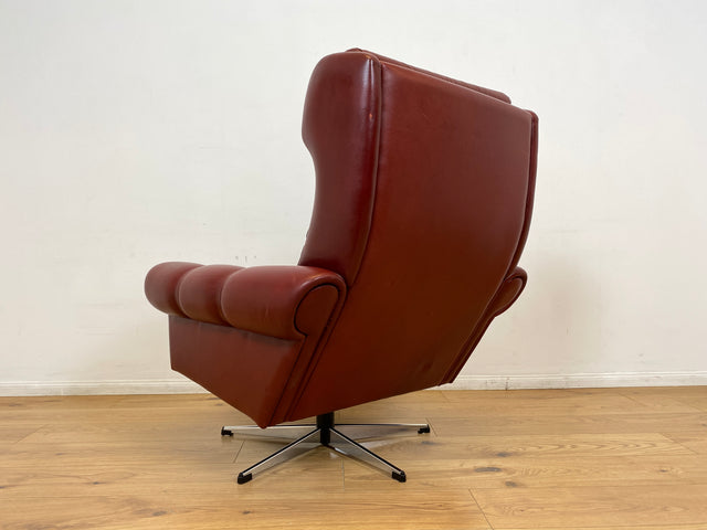 WMK I Äußerst gemütlicher skandinavischer Drehsessel mit gestepptem rotem Echtleder Bezug mit schöner Patina I Sessel Ledersessel Fernsehsessel Loungesessel Drehsessel Ohrensessel Space Age Vintage