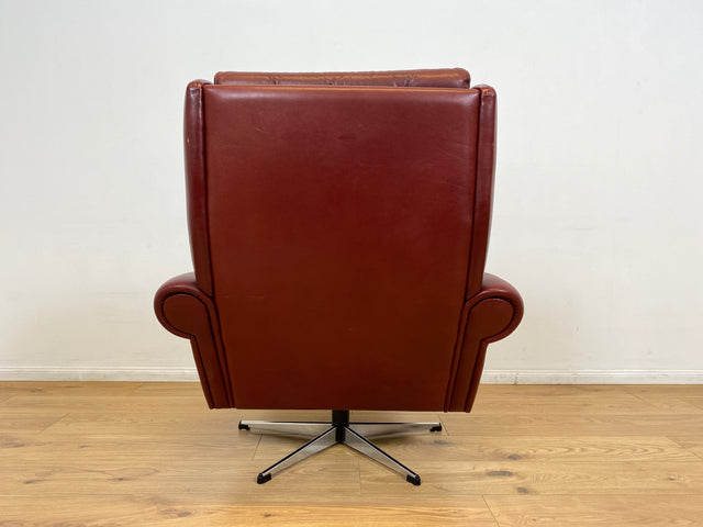 WMK I Äußerst gemütlicher skandinavischer Drehsessel mit gestepptem rotem Echtleder Bezug mit schöner Patina I Sessel Ledersessel Fernsehsessel Loungesessel Drehsessel Ohrensessel Space Age Vintage