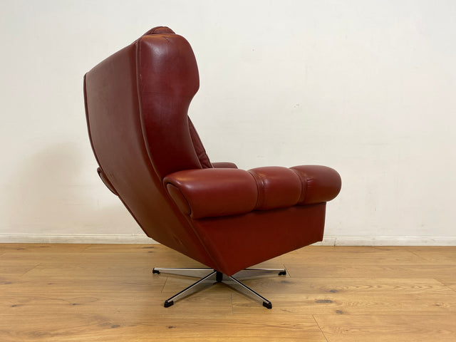 WMK I Äußerst gemütlicher skandinavischer Drehsessel mit gestepptem rotem Echtleder Bezug mit schöner Patina I Sessel Ledersessel Fernsehsessel Loungesessel Drehsessel Ohrensessel Space Age Vintage