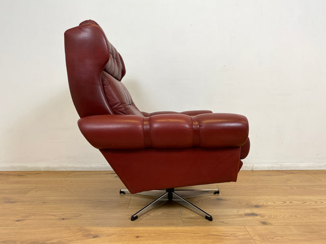 WMK I Äußerst gemütlicher skandinavischer Drehsessel mit gestepptem rotem Echtleder Bezug mit schöner Patina I Sessel Ledersessel Fernsehsessel Loungesessel Drehsessel Ohrensessel Space Age Vintage