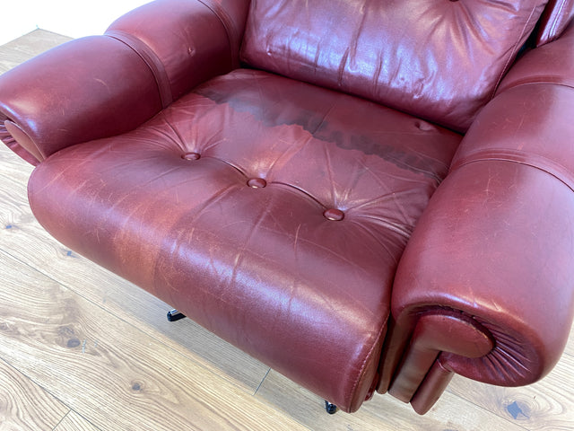 WMK I Äußerst gemütlicher skandinavischer Drehsessel mit gestepptem rotem Echtleder Bezug mit schöner Patina I Sessel Ledersessel Fernsehsessel Loungesessel Drehsessel Ohrensessel Space Age Vintage