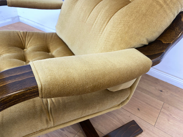 WMK 1/3 Formschöner, äußerst bequemer & sehr gut erhaltener skandinavischer Freisschwinger mit gestepptem Samtbezug # Sessel Lesesessel Relaxsessel Easy Chair Fernsehsessel Samt Vintage 70er Retro