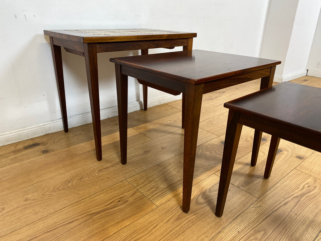 WMK Hochwertiger skandinavischer Mid-Century 3-in-1 Satztisch aus Palisander mit kunstvollen Fliesen I Couchtisch Tisch Beistellt Fliesen Nesting Coffee Table Vintage Danish Design Rosewood Berlin Ulm