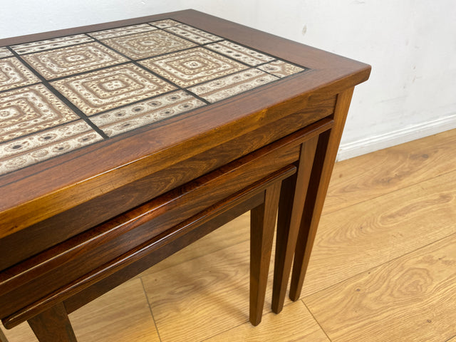 WMK Hochwertiger skandinavischer Mid-Century 3-in-1 Satztisch aus Palisander mit kunstvollen Fliesen I Couchtisch Tisch Beistellt Fliesen Nesting Coffee Table Vintage Danish Design Rosewood Berlin Ulm