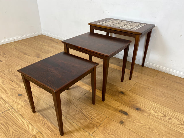 WMK Hochwertiger skandinavischer Mid-Century 3-in-1 Satztisch aus Palisander mit kunstvollen Fliesen I Couchtisch Tisch Beistellt Fliesen Nesting Coffee Table Vintage Danish Design Rosewood Berlin Ulm