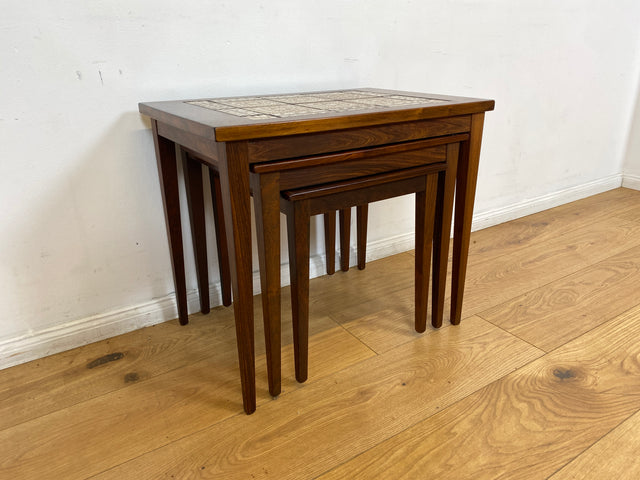 WMK Hochwertiger skandinavischer Mid-Century 3-in-1 Satztisch aus Palisander mit kunstvollen Fliesen I Couchtisch Tisch Beistellt Fliesen Nesting Coffee Table Vintage Danish Design Rosewood Berlin Ulm