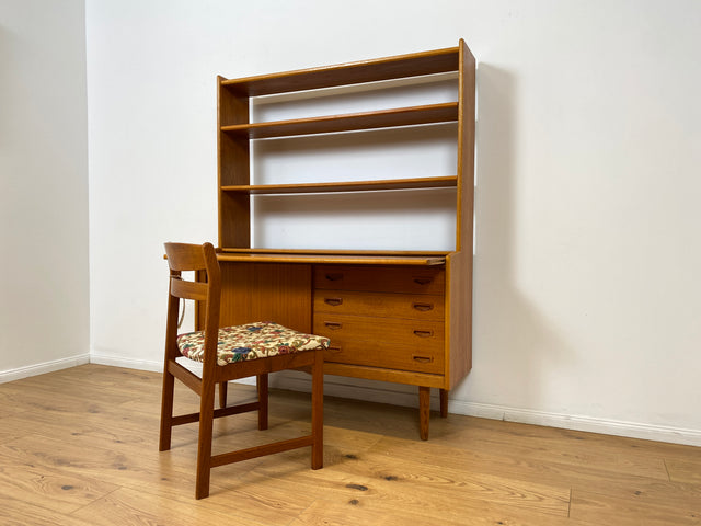WMK # Stilvoller skandinavischer Mid-Century Bücherschrank / Sekretär in Teakholz mit ausziehbare Schreibfläche und Schiebetür # Bücherregal Regal Highboard Sideboard Kommod Danish Design Vintage 60er