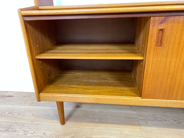 WMK # Stilvoller skandinavischer Mid-Century Bücherschrank / Sekretär in Teakholz mit ausziehbare Schreibfläche und Schiebetür # Bücherregal Regal Highboard Sideboard Kommod Danish Design Vintage 60er