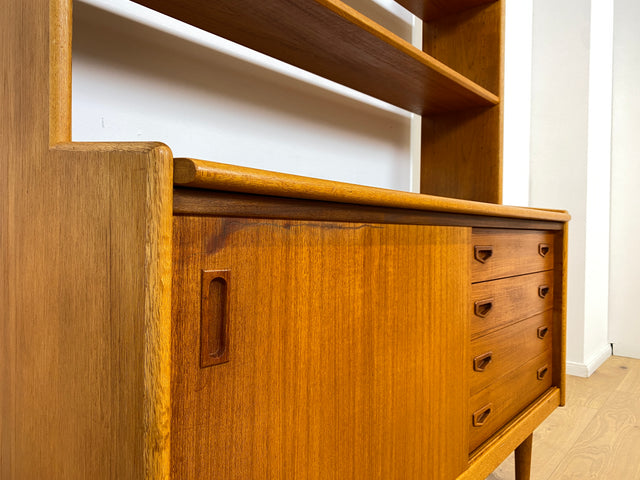 WMK # Stilvoller skandinavischer Mid-Century Bücherschrank / Sekretär in Teakholz mit ausziehbare Schreibfläche und Schiebetür # Bücherregal Regal Highboard Sideboard Kommod Danish Design Vintage 60er