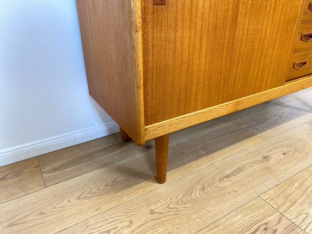 WMK # Stilvoller skandinavischer Mid-Century Bücherschrank / Sekretär in Teakholz mit ausziehbare Schreibfläche und Schiebetür # Bücherregal Regal Highboard Sideboard Kommod Danish Design Vintage 60er