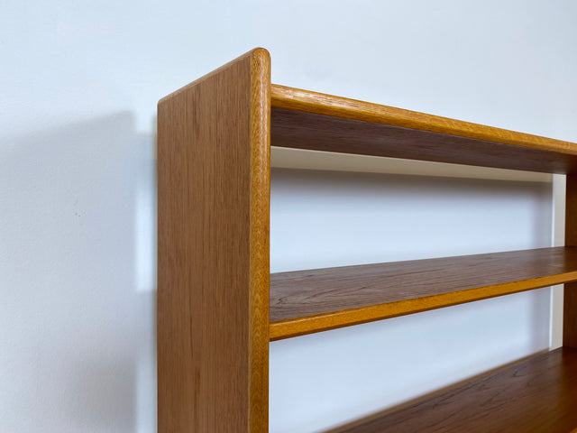 WMK # Stilvoller skandinavischer Mid-Century Bücherschrank / Sekretär in Teakholz mit ausziehbare Schreibfläche und Schiebetür # Bücherregal Regal Highboard Sideboard Kommod Danish Design Vintage 60er