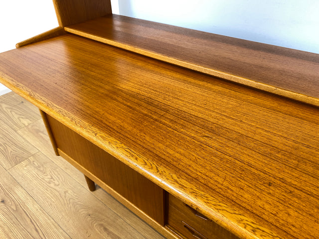 WMK # Stilvoller skandinavischer Mid-Century Bücherschrank / Sekretär in Teakholz mit ausziehbare Schreibfläche und Schiebetür # Bücherregal Regal Highboard Sideboard Kommod Danish Design Vintage 60er