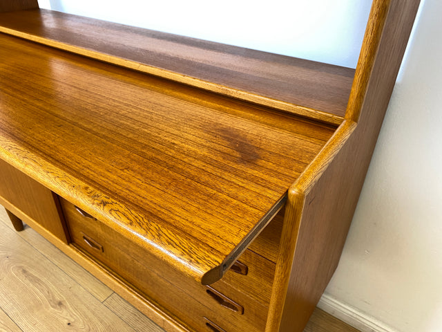 WMK # Stilvoller skandinavischer Mid-Century Bücherschrank / Sekretär in Teakholz mit ausziehbare Schreibfläche und Schiebetür # Bücherregal Regal Highboard Sideboard Kommod Danish Design Vintage 60er