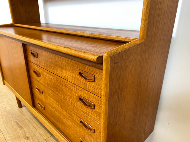 WMK # Stilvoller skandinavischer Mid-Century Bücherschrank / Sekretär in Teakholz mit ausziehbare Schreibfläche und Schiebetür # Bücherregal Regal Highboard Sideboard Kommod Danish Design Vintage 60er
