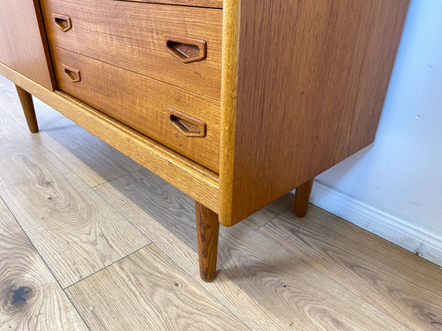 WMK # Stilvoller skandinavischer Mid-Century Bücherschrank / Sekretär in Teakholz mit ausziehbare Schreibfläche und Schiebetür # Bücherregal Regal Highboard Sideboard Kommod Danish Design Vintage 60er