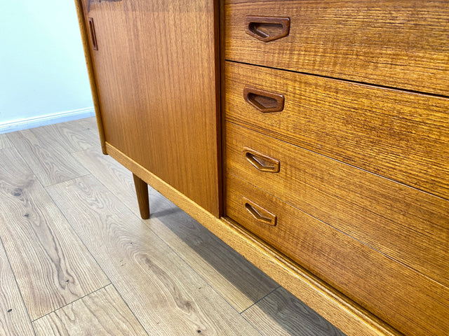 WMK # Stilvoller skandinavischer Mid-Century Bücherschrank / Sekretär in Teakholz mit ausziehbare Schreibfläche und Schiebetür # Bücherregal Regal Highboard Sideboard Kommod Danish Design Vintage 60er