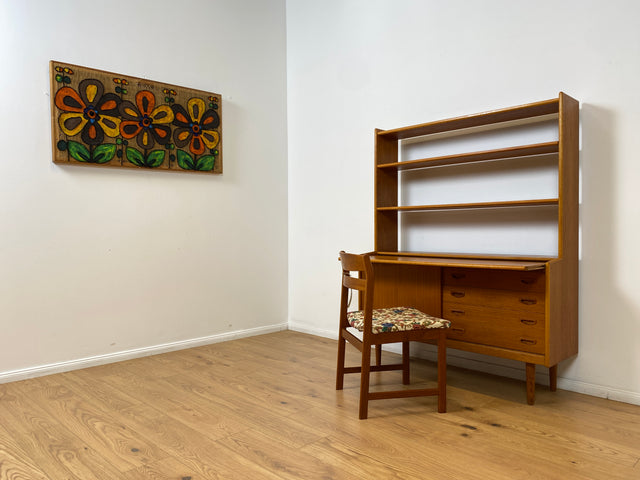 WMK # Stilvoller skandinavischer Mid-Century Bücherschrank / Sekretär in Teakholz mit ausziehbare Schreibfläche und Schiebetür # Bücherregal Regal Highboard Sideboard Kommod Danish Design Vintage 60er