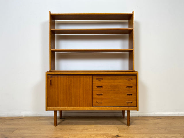 WMK # Stilvoller skandinavischer Mid-Century Bücherschrank / Sekretär in Teakholz mit ausziehbare Schreibfläche und Schiebetür # Bücherregal Regal Highboard Sideboard Kommod Danish Design Vintage 60er