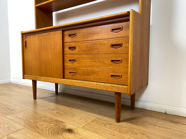 WMK # Stilvoller skandinavischer Mid-Century Bücherschrank / Sekretär in Teakholz mit ausziehbare Schreibfläche und Schiebetür # Bücherregal Regal Highboard Sideboard Kommod Danish Design Vintage 60er