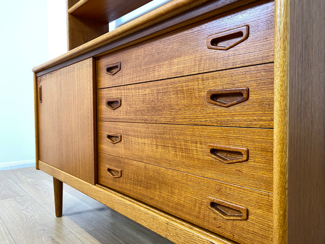 WMK # Stilvoller skandinavischer Mid-Century Bücherschrank / Sekretär in Teakholz mit ausziehbare Schreibfläche und Schiebetür # Bücherregal Regal Highboard Sideboard Kommod Danish Design Vintage 60er