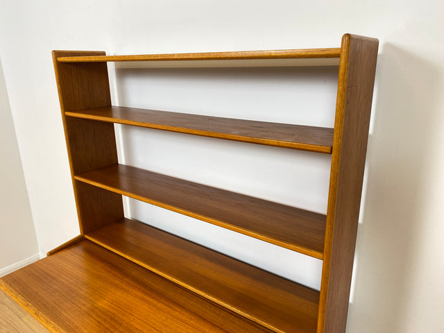 WMK # Stilvoller skandinavischer Mid-Century Bücherschrank / Sekretär in Teakholz mit ausziehbare Schreibfläche und Schiebetür # Bücherregal Regal Highboard Sideboard Kommod Danish Design Vintage 60er