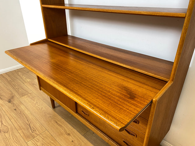 WMK # Stilvoller skandinavischer Mid-Century Bücherschrank / Sekretär in Teakholz mit ausziehbare Schreibfläche und Schiebetür # Bücherregal Regal Highboard Sideboard Kommod Danish Design Vintage 60er