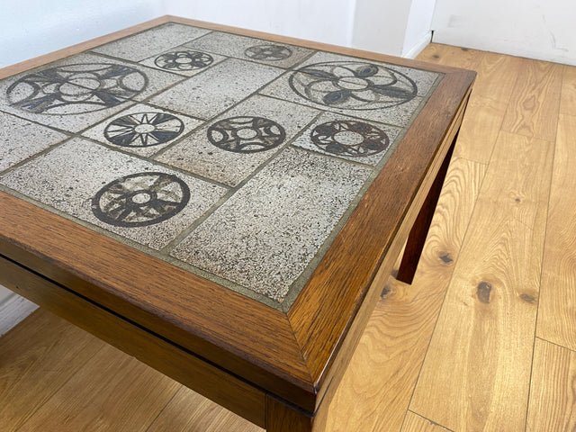 WMK I Schöner skandinavischer Mid-Century Couchtisch I Teakholz mit kunstvollen Fliesen I Tisch Wohnzimmertisch Beistelltisch Fliesentisch Coffee Table Vintage Danish Design Teak Berlin Lübeck Kassel