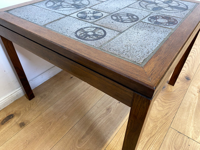 WMK I Schöner skandinavischer Mid-Century Couchtisch I Teakholz mit kunstvollen Fliesen I Tisch Wohnzimmertisch Beistelltisch Fliesentisch Coffee Table Vintage Danish Design Teak Berlin Lübeck Kassel