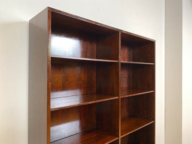 WMK I Stilvoller skandinavischer Mid-Century Designer Bücherschrank by Omann Junior in Palisander m. verstell. Regalböden I Bücherregal Regal Highboard Sideboard Schrank Rosewood Danish Design Vintage