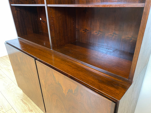 WMK I Stilvoller skandinavischer Mid-Century Designer Bücherschrank by Omann Junior in Palisander m. verstell. Regalböden I Bücherregal Regal Highboard Sideboard Schrank Rosewood Danish Design Vintage